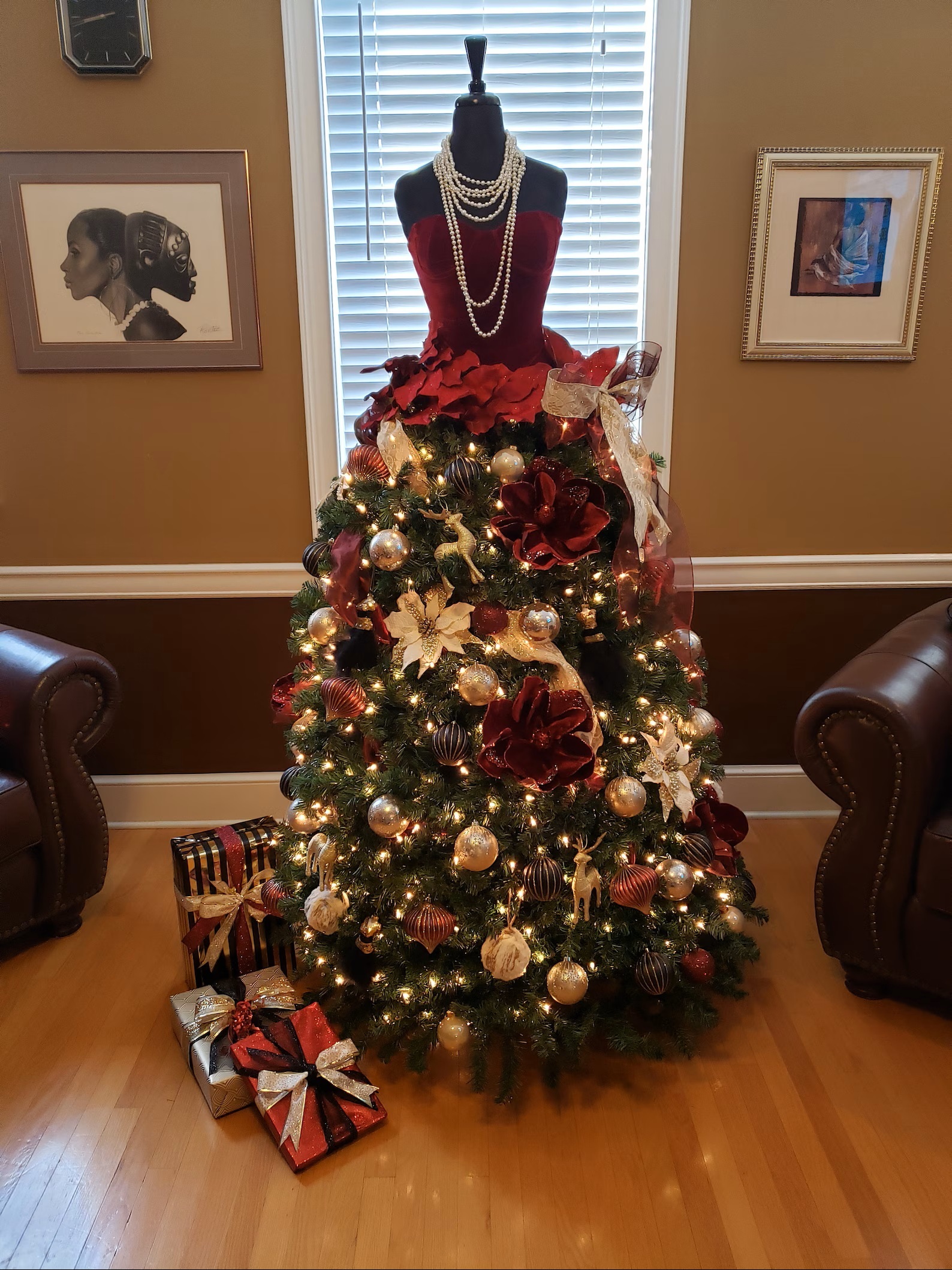 Christmas Tree Mannequin Mannequin Tree with the classic, original tree skirt